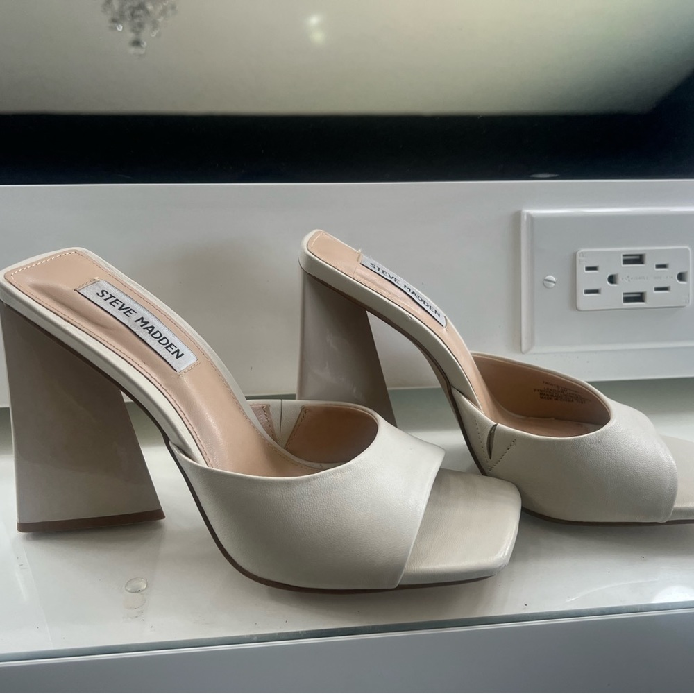 STEVE MADDEN twist bone heel